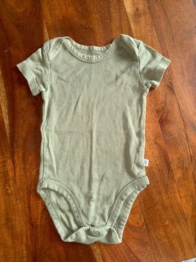 The Honest Company Olive Short-Sleeve Baby One-Piece‎